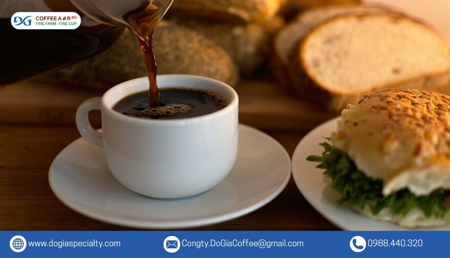 Nên tránh uống cà phê khi bụng đói và ban đêm