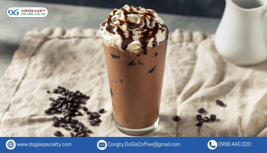 Mocha là thức uống mới lạ và được nhiều bạn trẻ yêu thích vì loại cà phê này có mùi hương nhẹ của cà phê trộn với vị ngọt dịu của kem và chocolate ngọt ngào, béo ngậy.