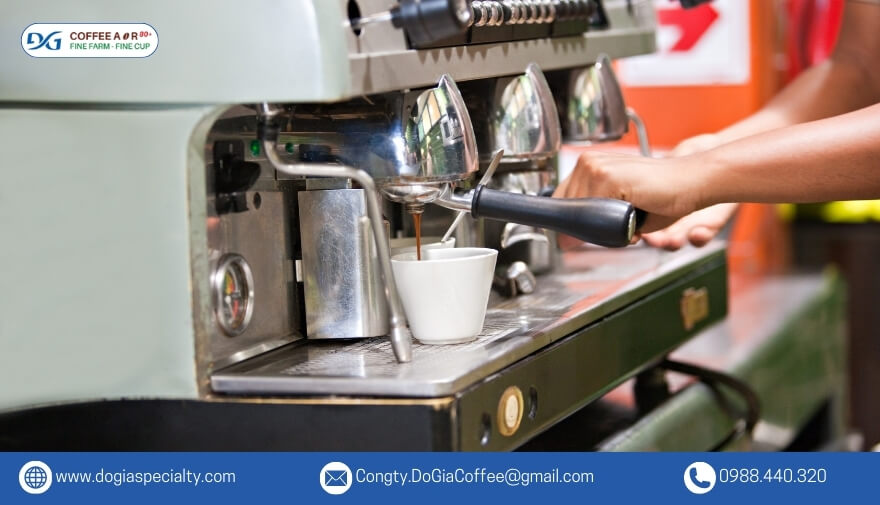 Bắt đầu từ thế kỷ 19, máy pha cà phê đã được cải tiến liên tục nhằm giảm thời gian pha chế và nâng cao chất lượng cà phê.