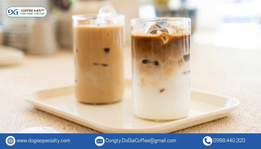 Macchiato có nguyên liệu chính là cà phê Espresso và sữa. Món đồ uống này có lượng cà phê Espresso chiếm nhiều hơn, chỉ có một chút sữa tươi đánh nóng phủ trên cùng nên hương vị của Macchiato tương đối mạnh.