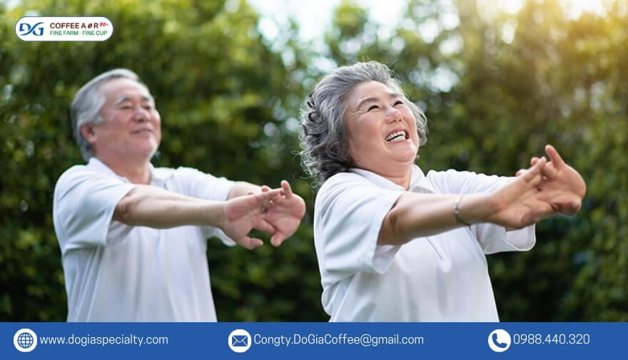 Tiêu thụ thường xuyên một tách cà phê hàng ngày có thể làm giảm nguy cơ mắc các bệnh tim mạch, bảo vệ gan khỏi các gốc tự do và tăng cường chức năng thận