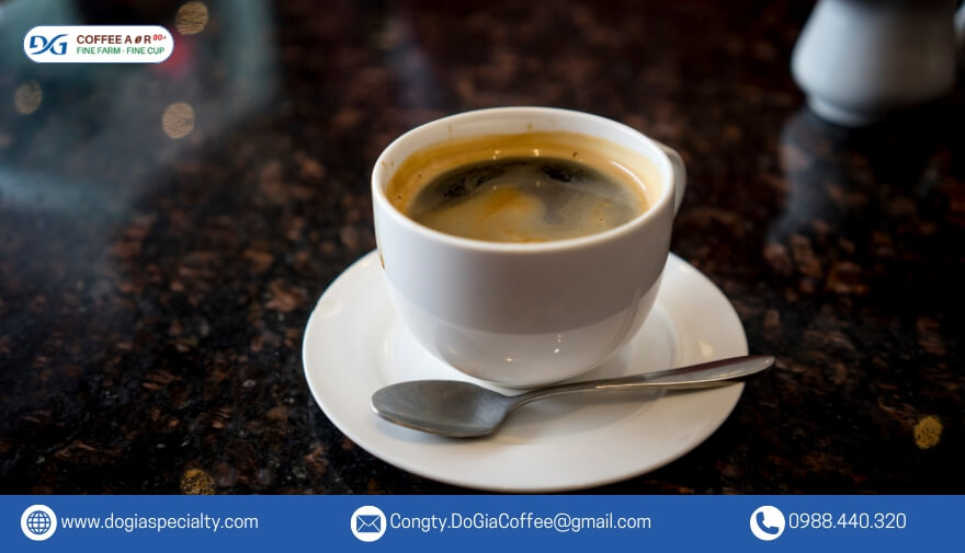 Cà phê rất giàu caffeine, polyphenol và hợp chất diterpene, có tác dụng như chất chống oxy hóa, hỗ trợ ngăn ngừa sự phát triển của tế bào ung thư tiềm ẩn trong cơ thể.