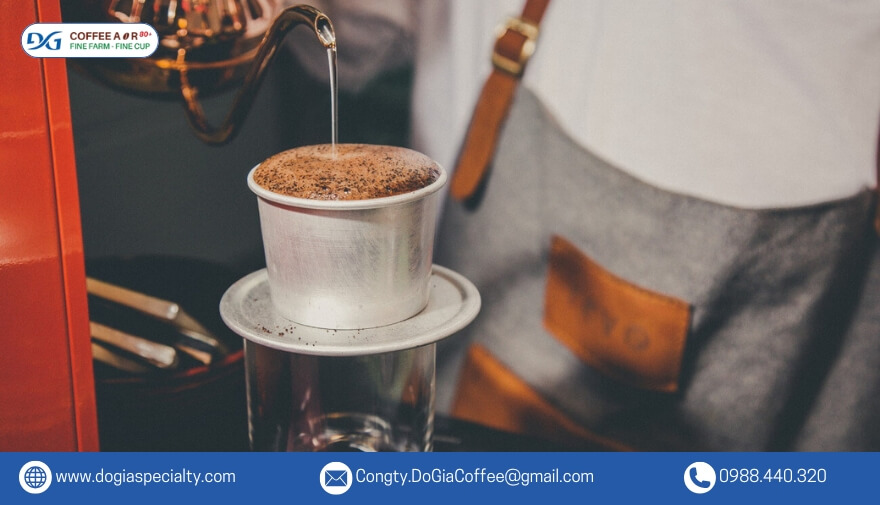 Quá trình ủ cần đảm bảo bột cà phê được làm ướt một cách đồng đều để tránh những lỗi pha chế sau này.