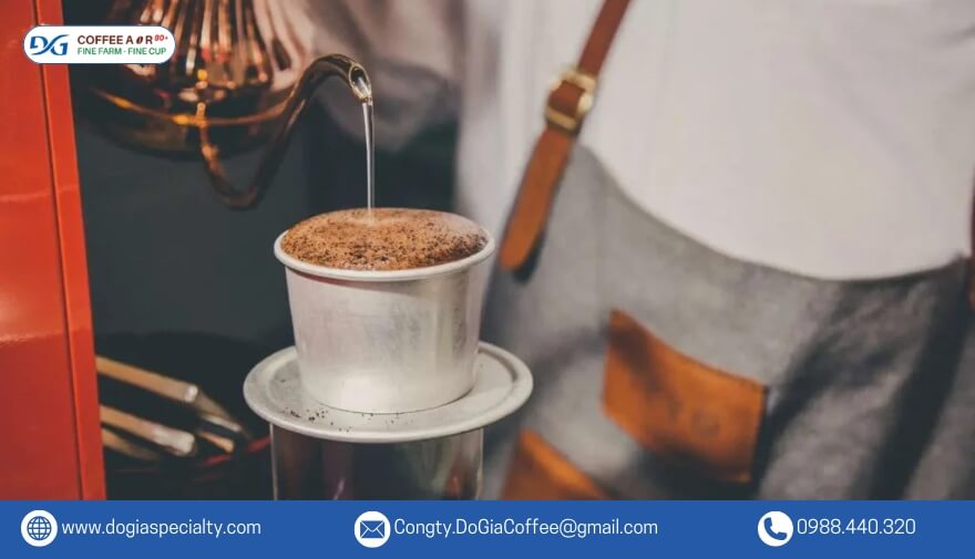 Với lượng cà phê bạn đã cho vào phin, hãy đổ nước sao cho ngập hoàn toàn bã cà phê