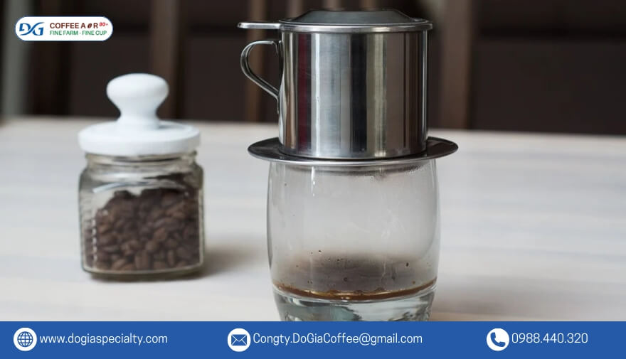 Khi cà phê đã ngấm hết nước, bạn cho thêm một lượng nước bằng 2/3 thể tích phin. Sau đó, đậy nắp lại và đợi cà phê nhỏ giọt vào cốc