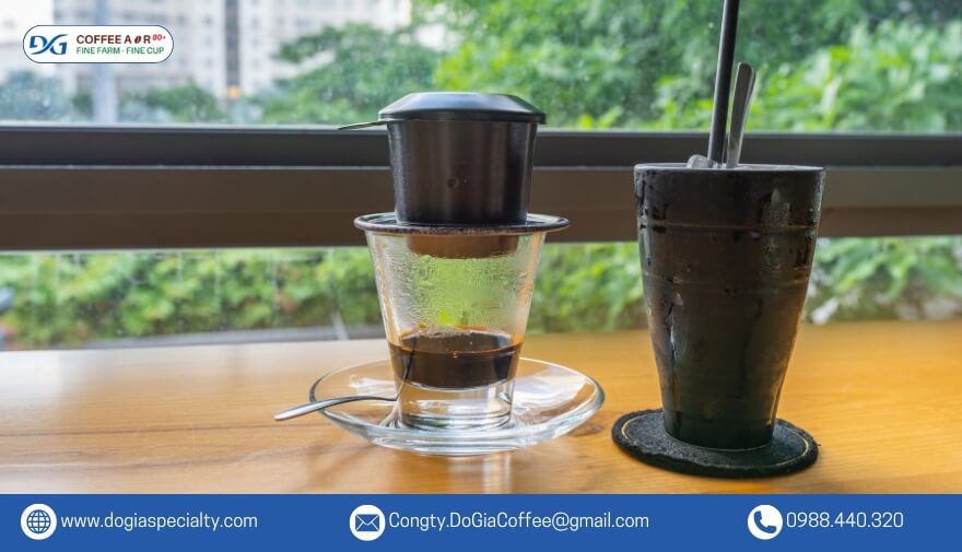 Cà phê pha phin: Hương thơm đậm đà, giữ trọn vẹn hương vị của cà phê.