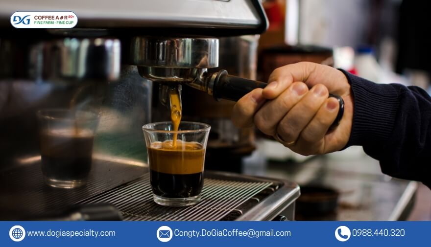 Đối với những ai ưa thích cà phê nóng, máy pha cà phê là một lựa chọn tuyệt vời vì nó giúp giữ nhiệt cho cà phê lâu hơn so với phin truyền thống.