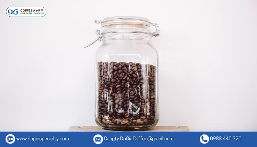 Cà phê có khả năng hấp thụ độ ẩm và độ ẩm là một yếu tố làm mất đi hương vị ban đầu của nó.