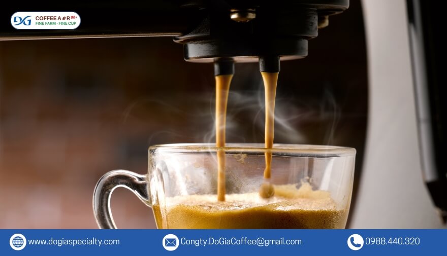 Cà phê Espresso hấp dẫn được và có một lớp bọt mịn màu nâu ở trên