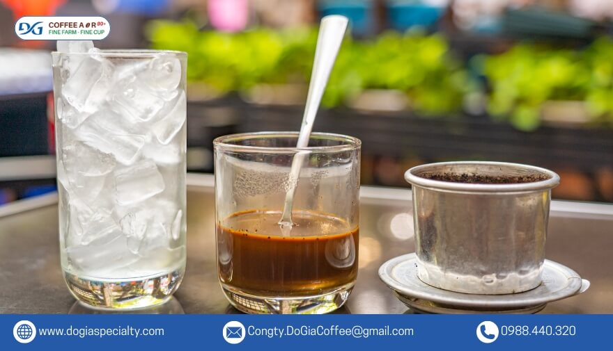 Cà phê sữa đá có hương vị ngọt dịu với một chút vị đắng của cà phê
