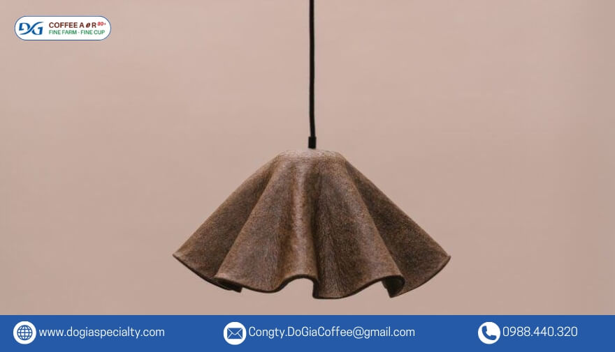 Quy trình sản xuất đèn cà phê được giữ kín, nhưng điều được biết là cà phê xay ban đầu được pha trộn với một chất kết dính